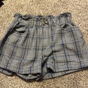 American Eagle Plaid Black Blue and White shorts